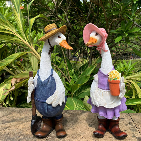 Garden Statues Gardener Couple Duck, Indoor Outdoor Decorations Cute Ducks Art Décor Goose Figurine Ornament for Yard Home Garden Patio and Office (Female)